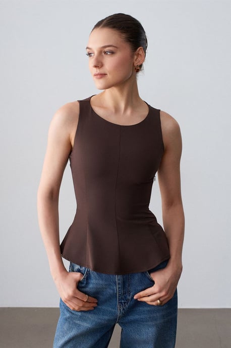 Taillierte ärmellose Crepe-Peplum-Bluse - Image 1