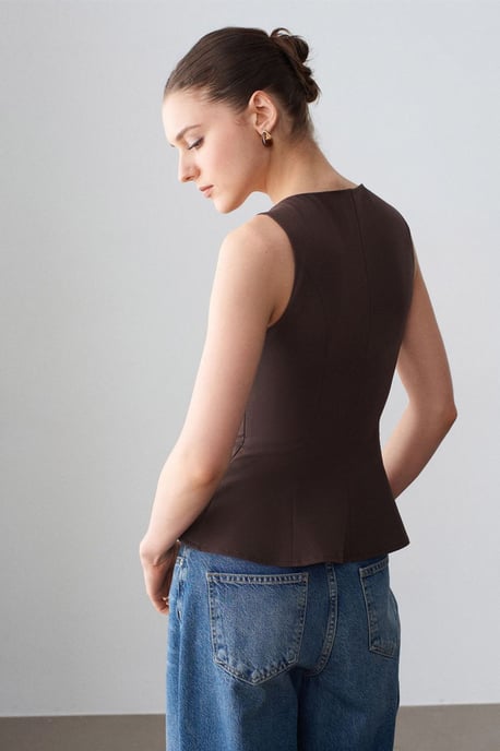 Taillierte ärmellose Crepe-Peplum-Bluse - Image 2