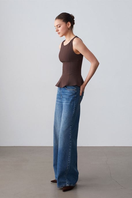 Taillierte ärmellose Crepe-Peplum-Bluse - Image 4