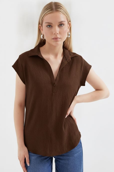 Strukturierte ärmellose Polo-Bluse - Image 1