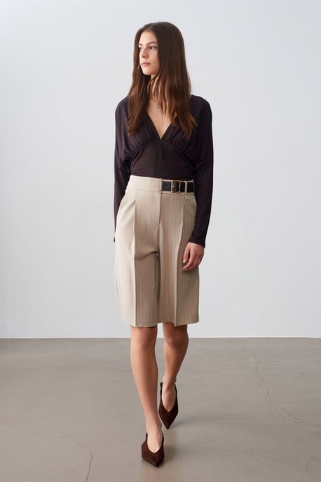 Hochtaillierte gestreifte maßgeschneiderte Shorts mit Gürtel - Image 4