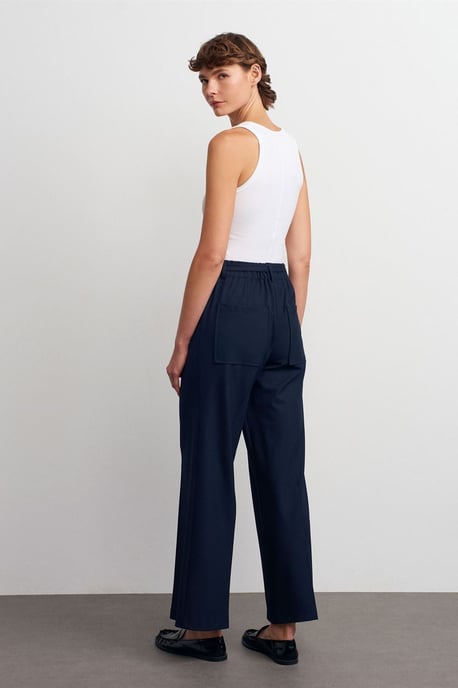 Weite Bundfalten-Hose aus Crepe mit Gürtel - Image 2