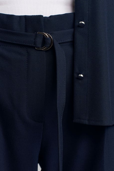 Weite Bundfalten-Hose aus Crepe mit Gürtel - Image 4