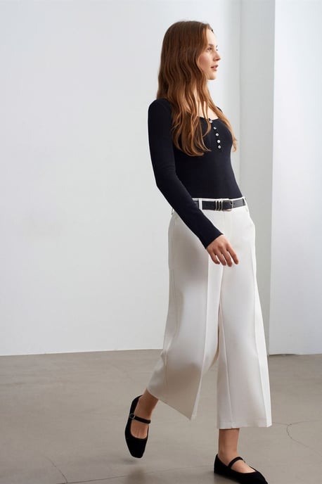 Hochtaillierte, mit Gürtel versehenen Crepe-Culottes - Image 4
