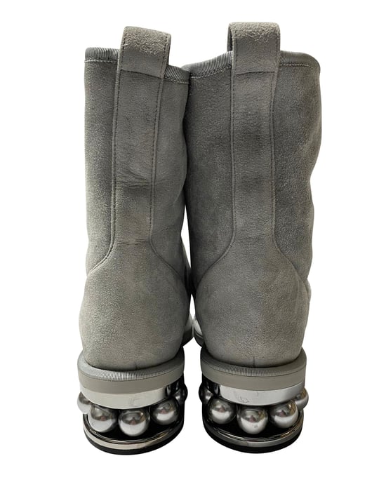 Nicholas Kirkwood Casiti Perlverzierte Bikerstiefel aus grauem Wildleder - Image 3