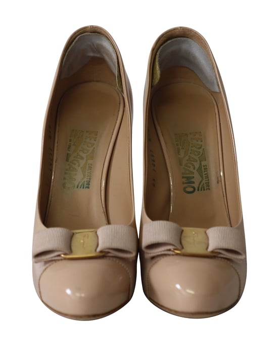 Salvatore Ferragamo Vara Bow Plateau-Pumps aus nudefarbenem Lackleder - Image 2
