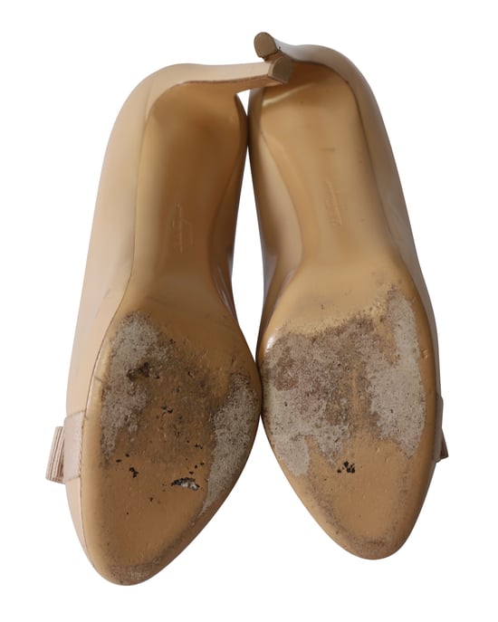 Salvatore Ferragamo Vara Bow Plateau-Pumps aus nudefarbenem Lackleder - Image 5