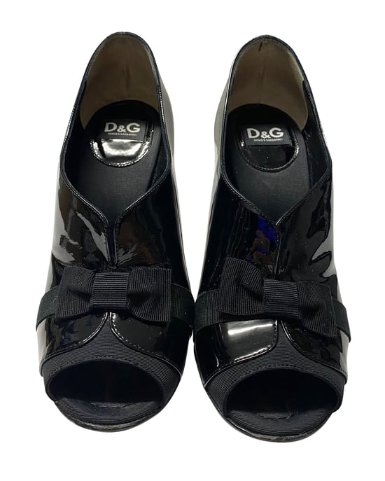 Dolce & Gabbana Bogen-Stiefelette aus schwarzem Lackleder - Image 2