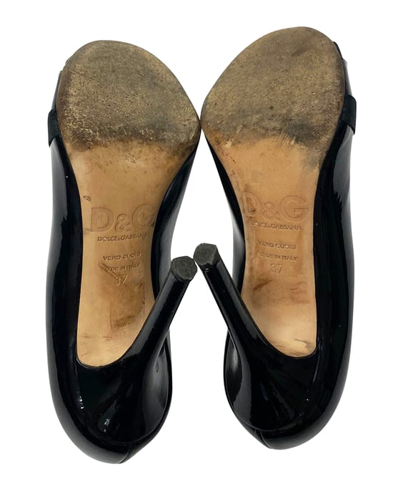 Dolce & Gabbana Bogen-Stiefelette aus schwarzem Lackleder - Image 5