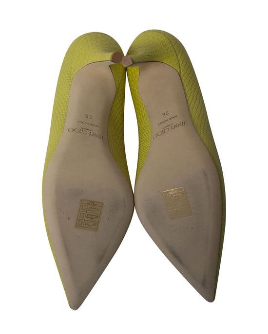 Jimmy Choo Agnes Perlenverzierte Schlangenleder-Pumps aus gelbem Leder - Image 5