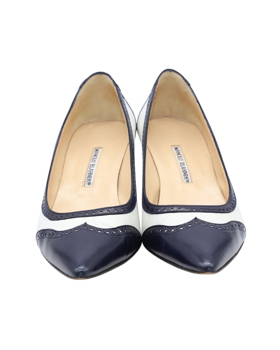 Manolo Blahnik Ancor Zweifarbige Spectator-Pumps aus Navyblauem Leder - Image 3