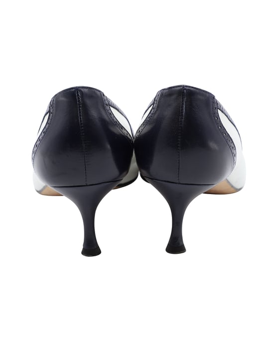 Manolo Blahnik Ancor Zweifarbige Spectator-Pumps aus Navyblauem Leder - Image 4