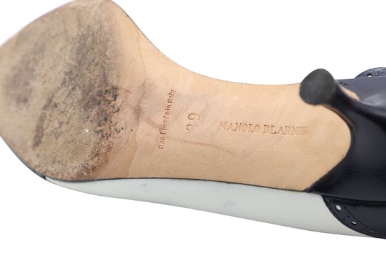 Manolo Blahnik Ancor Zweifarbige Spectator-Pumps aus Navyblauem Leder - Image 6