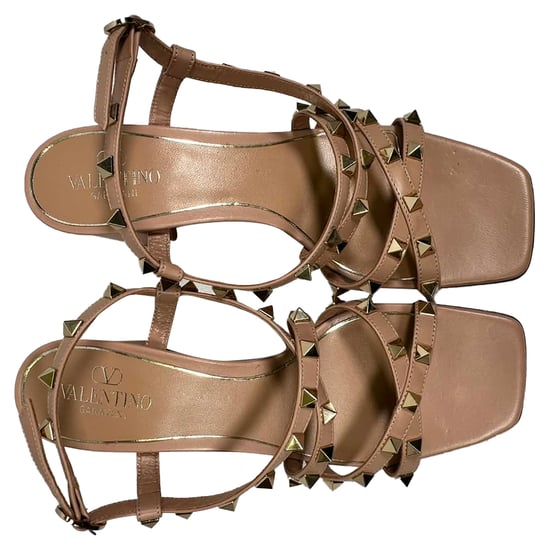 Valentino Rockstud Knöchelriemen Blockabsatzsandalen aus beige Leder - Image 6