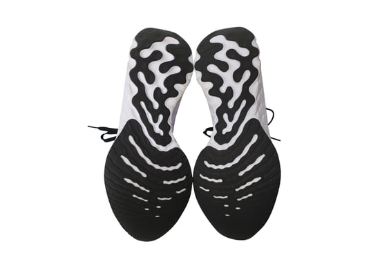 React Infinity Run Flyknit 2 in Schwarz und Weiß Gummi - Image 5