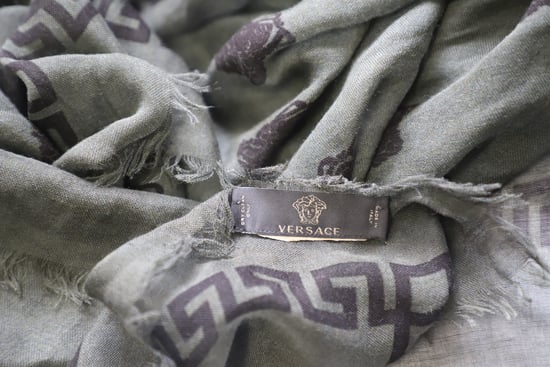 Versace Medusa Druckschal in Grau und Dunkelgrün Seide - Image 3