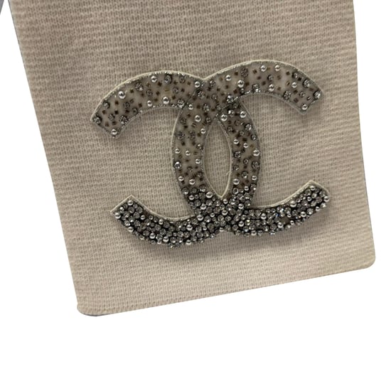 Chanel CC Strickschal mit Kristallverzierung aus crèmefarbenem Kaschmir - Image 2