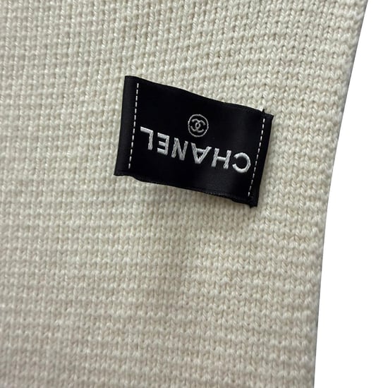 Chanel CC Strickschal mit Kristallverzierung aus crèmefarbenem Kaschmir - Image 3
