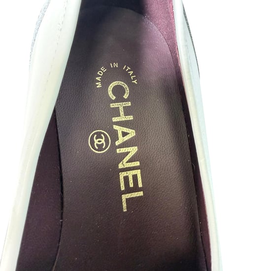 Chanel Kette Akzent Wingtip Slipper aus weißem Leder - Image 6
