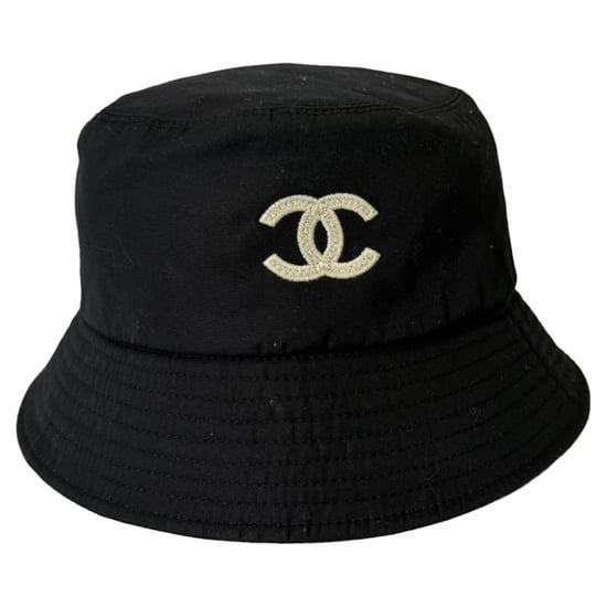 Chanel CC Stickerei Bucket Hat aus schwarzem Baumwollstoff - Image 1