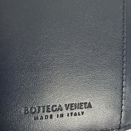 Bottega Veneta Intrecciato Kleine Bifold-Geldbörse aus Marineblauem Denim und Leder - Image 5