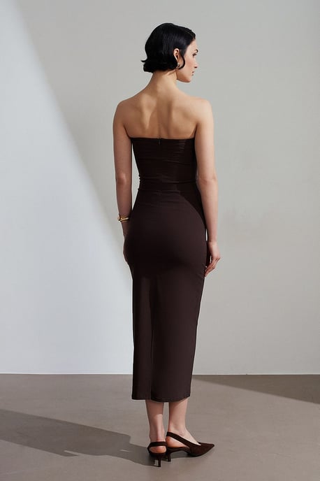 Hüftbetontes Midi-Kleid ohne Träger mit Schlitz - Image 2