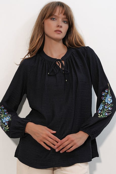 Bestickte oversized Crêpe-Bluse - Image 1