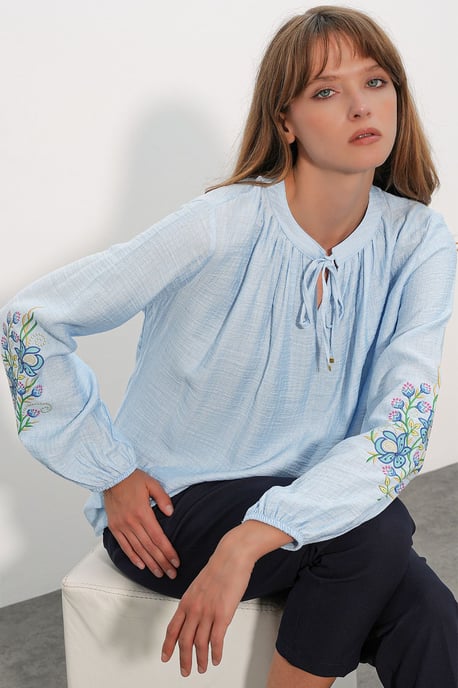 Gestickte Übergröße Crepe-Bluse - Image 1