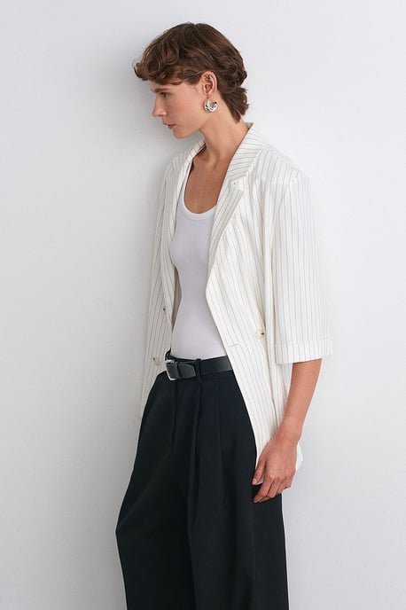 Langer gestreifter Blazer mit Schalkragen - Image 3