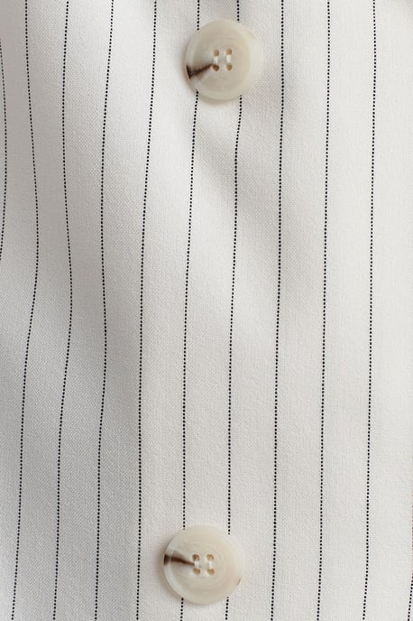 Langer gestreifter Blazer mit Schalkragen - Image 4