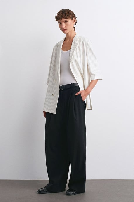 Langer gestreifter Blazer mit Schalkragen - Image 5