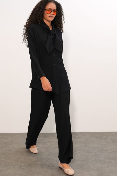 Strukturierte Bluse und weit geschnittene Hose Set - Image 3