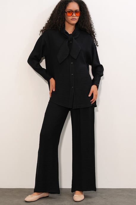 Strukturierte Bluse und weit geschnittene Hose Set - Image 4