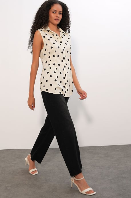 Figurbetontes ärmelloses Polka-Dot-Popeline-Hemd - Image 2