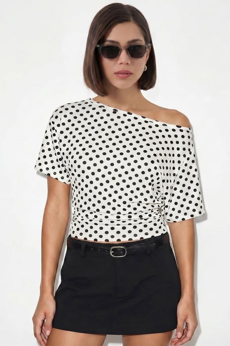 Schulterfreie Bluse mit Pünktchen im Oversized-Stil - Image 1