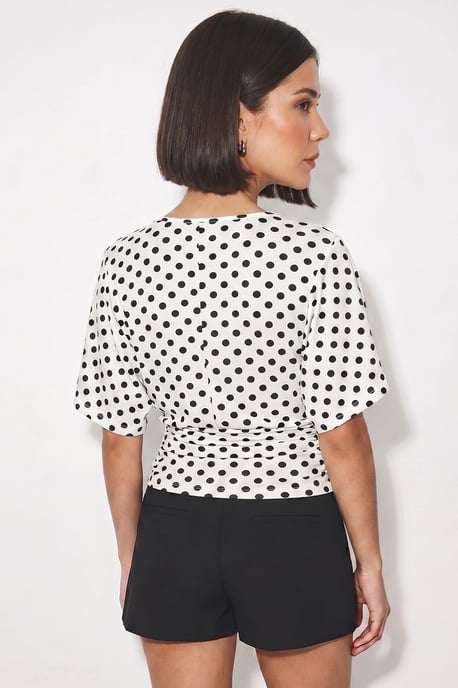 Schulterfreie Bluse mit Pünktchen im Oversized-Stil - Image 3