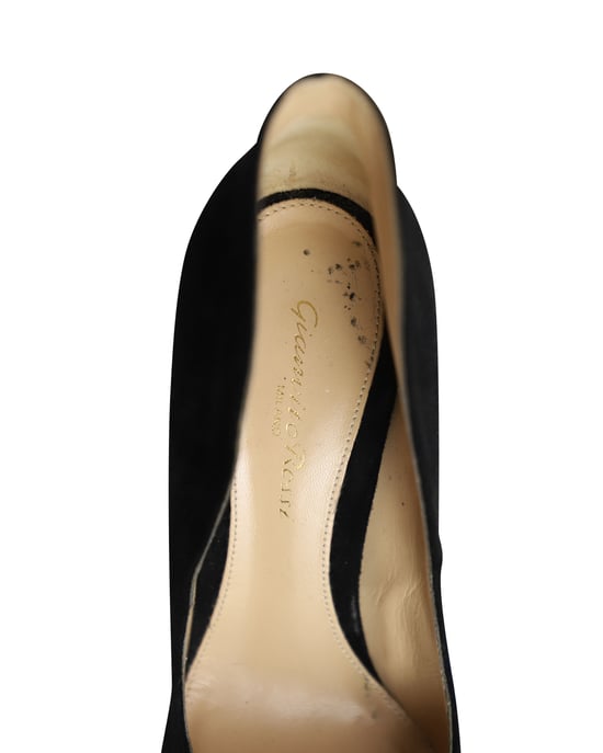 Gianvito Rossi Rundzehen-Pumps mit Glockenabsatz aus schwarzem Wildleder - Image 5