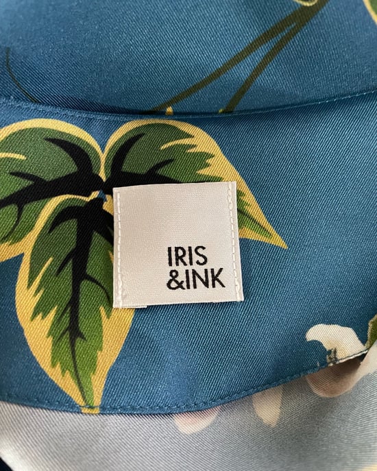 Iris & Ink Midikleid mit Blumenmuster aus blauer Seide - Image 3