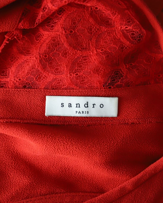Ärmelloses Kleid von Sandro Paris mit Spitzenbesatz und V-Ausschnitt in Rot (Cupro) - Image 4