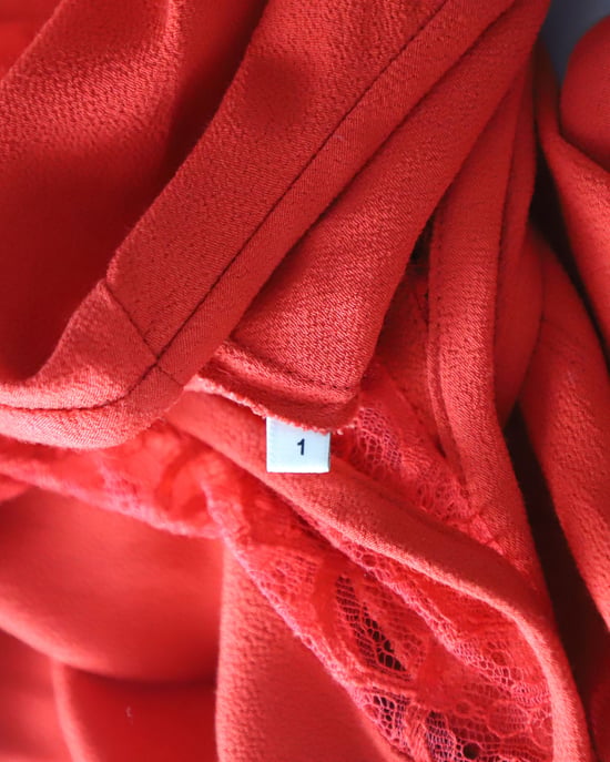 Ärmelloses Kleid von Sandro Paris mit Spitzenbesatz und V-Ausschnitt in Rot (Cupro) - Image 5