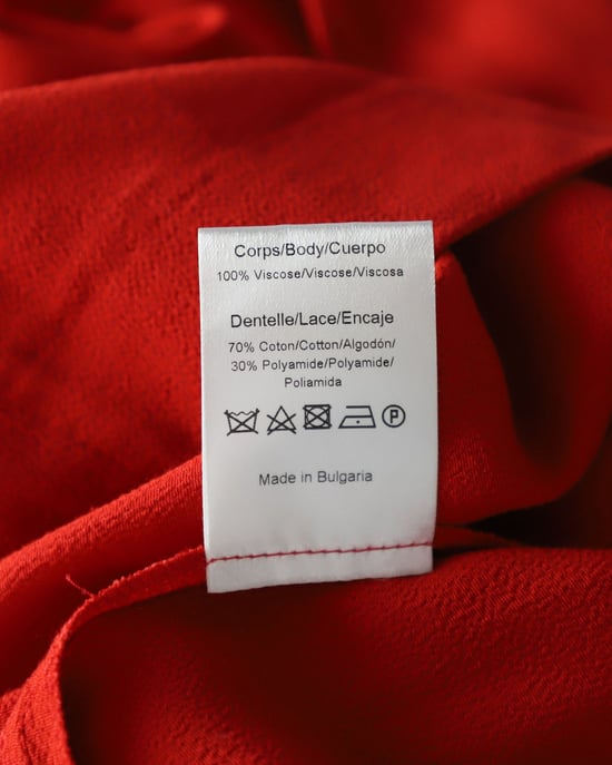 Ärmelloses Kleid von Sandro Paris mit Spitzenbesatz und V-Ausschnitt in Rot (Cupro) - Image 6