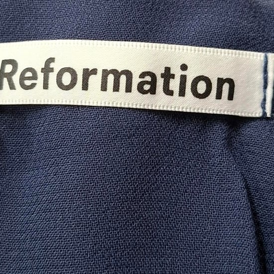 Reformation Fulton Midikleid mit Blumenmuster aus marineblauer Viskose - Image 3