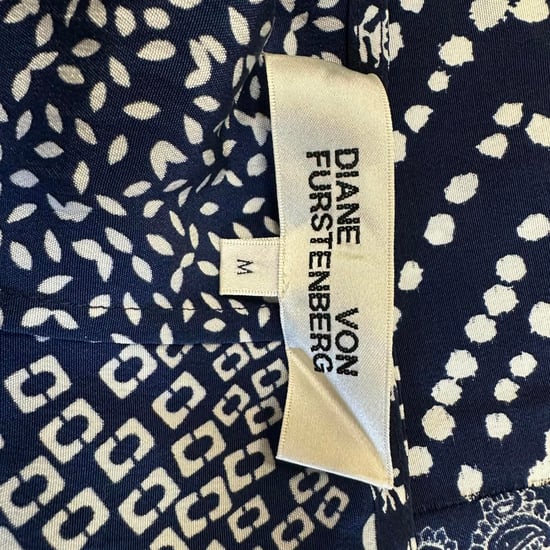 Diane von Furstenberg Reid Minikleid mit Patchwork-Print aus marineblauer Seide - Image 4