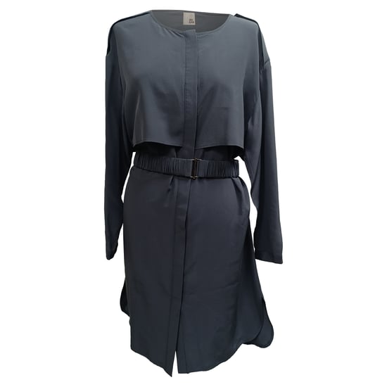 Schwarzes Seidenkleid von Iris & Ink mit Gürtel und langen Ärmeln, Midi-Länge. - Image 1
