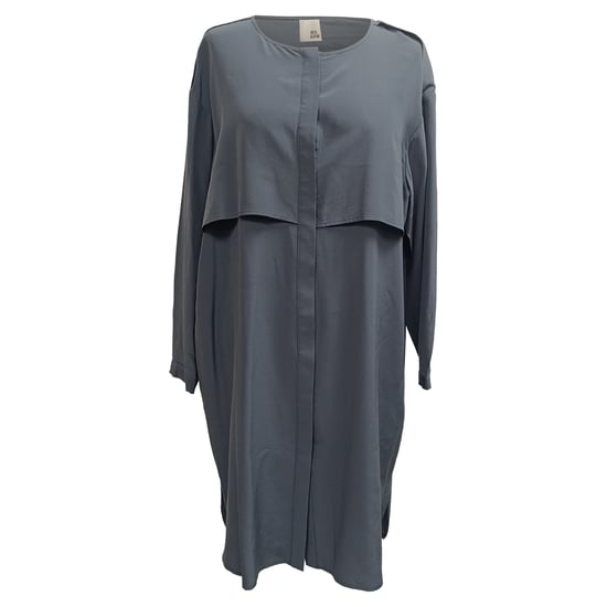 Schwarzes Seidenkleid von Iris & Ink mit Gürtel und langen Ärmeln, Midi-Länge. - Image 2