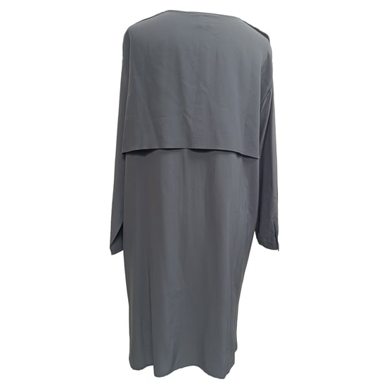 Schwarzes Seidenkleid von Iris & Ink mit Gürtel und langen Ärmeln, Midi-Länge. - Image 3