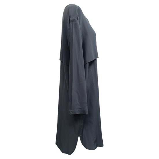 Schwarzes Seidenkleid von Iris & Ink mit Gürtel und langen Ärmeln, Midi-Länge. - Image 4