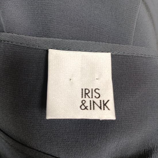 Schwarzes Seidenkleid von Iris & Ink mit Gürtel und langen Ärmeln, Midi-Länge. - Image 5