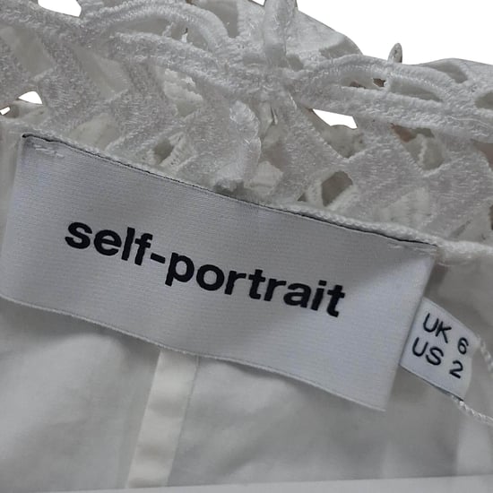 Selbstporträt Minikleid mit floraler Spitzenverzierung und schulterfreiem Ausschnitt aus weißer Baumwolle - Image 3