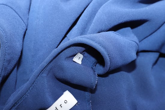 Sandro Yoko Kleid aus gerafftem Crêpe in blauem Acetat - Image 3
